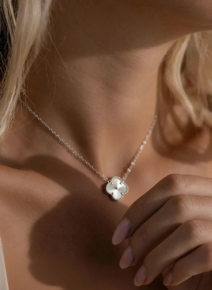 Collier trèfle à quatre feuilles
