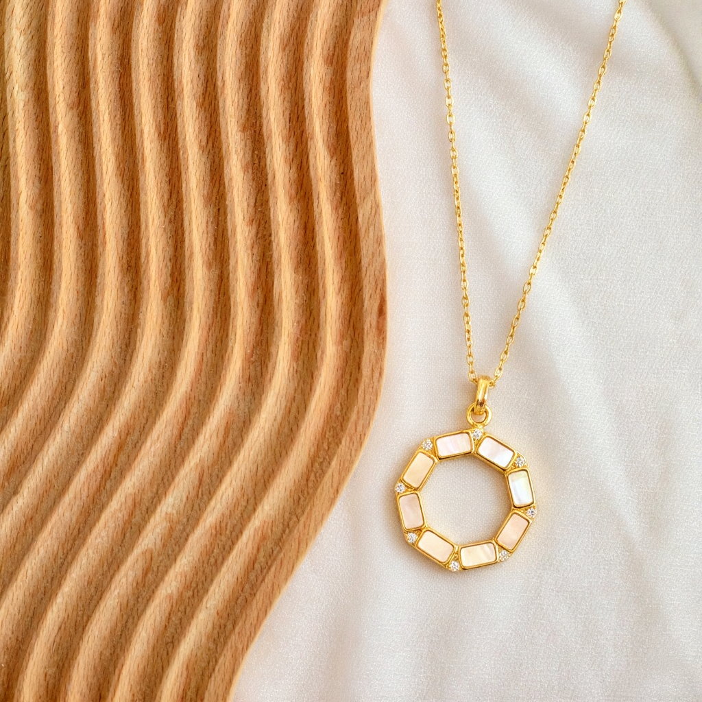 Collier lune en nacre et diamants