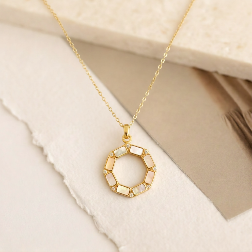 Collier lune en nacre et diamants