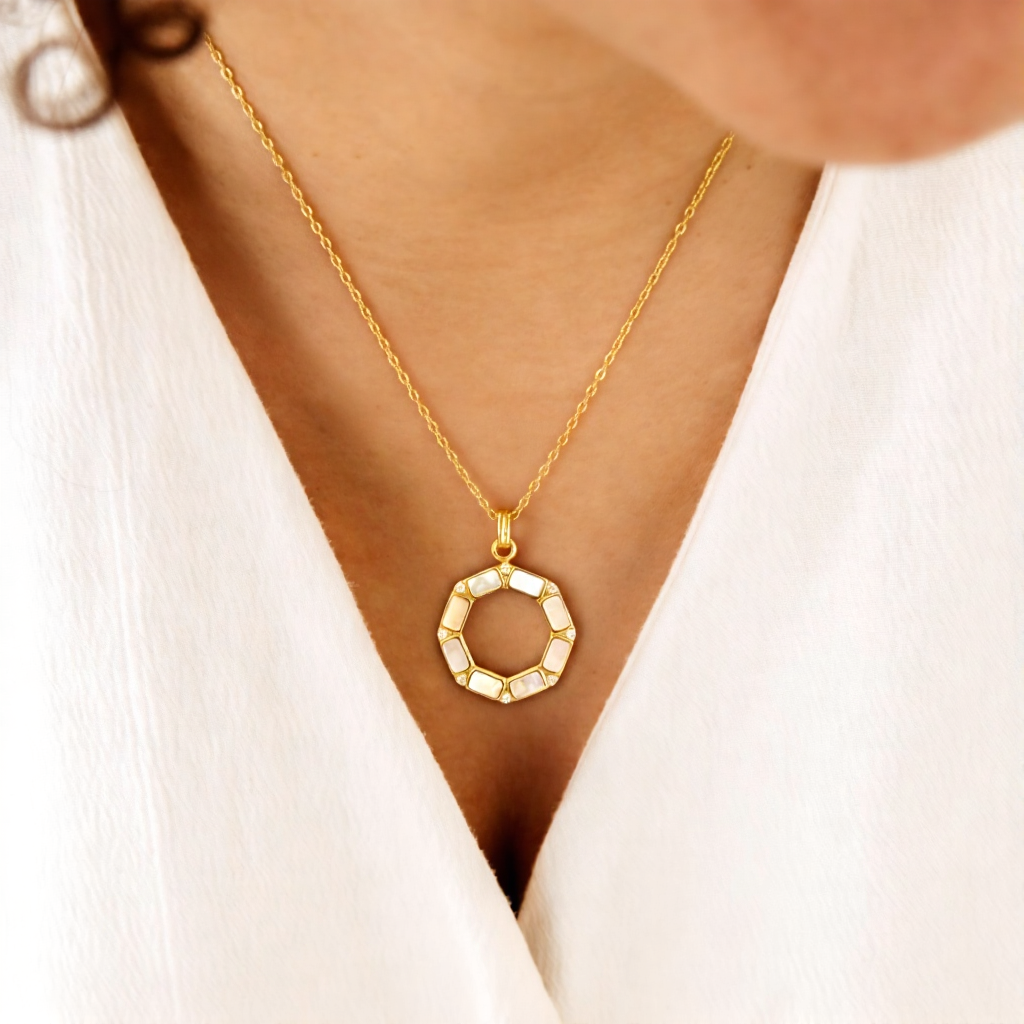 Collier lune en nacre et diamants