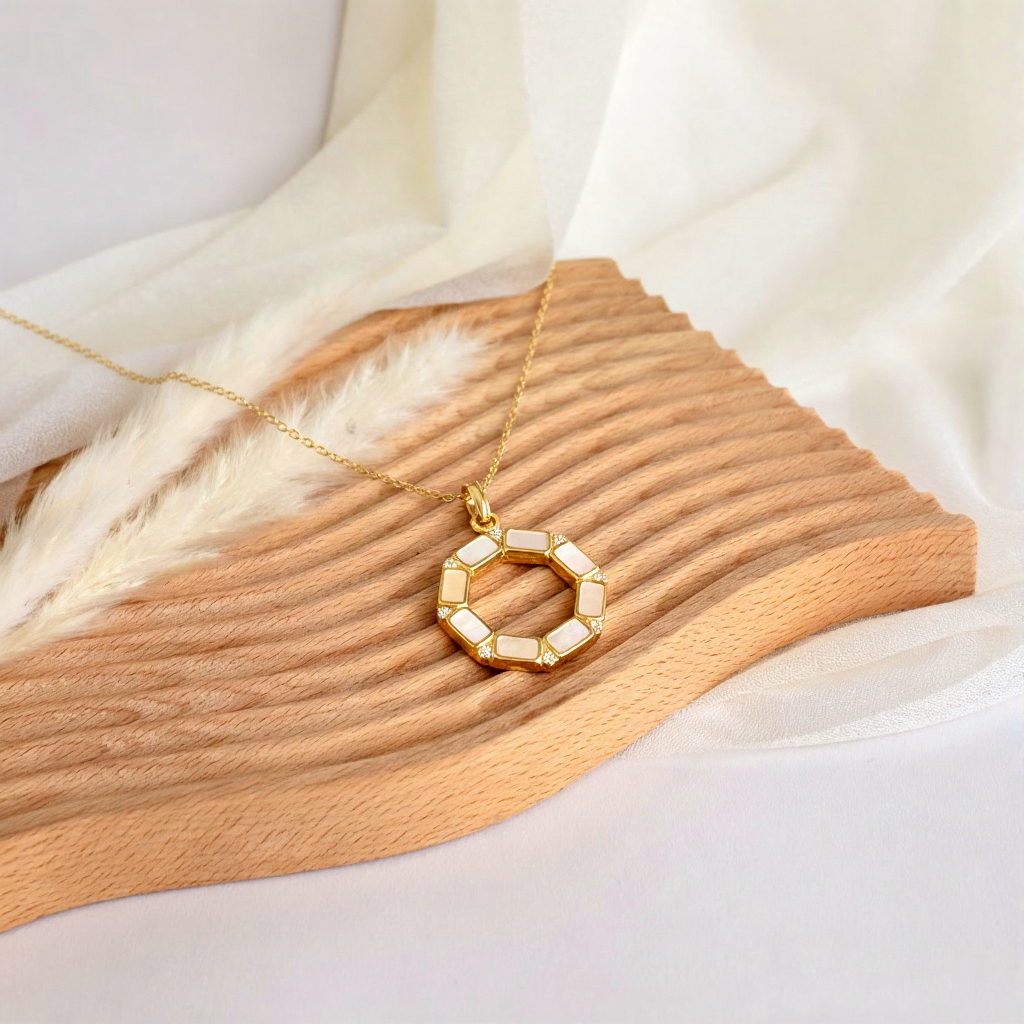 Collier lune en nacre et diamants