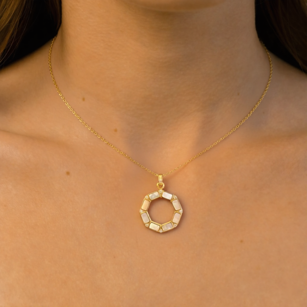 Collier lune en nacre et diamants