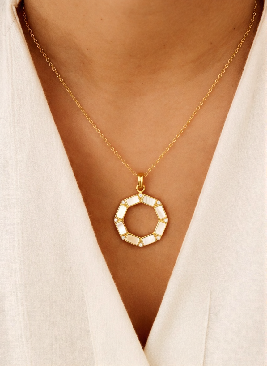 Collier lune en nacre et diamants