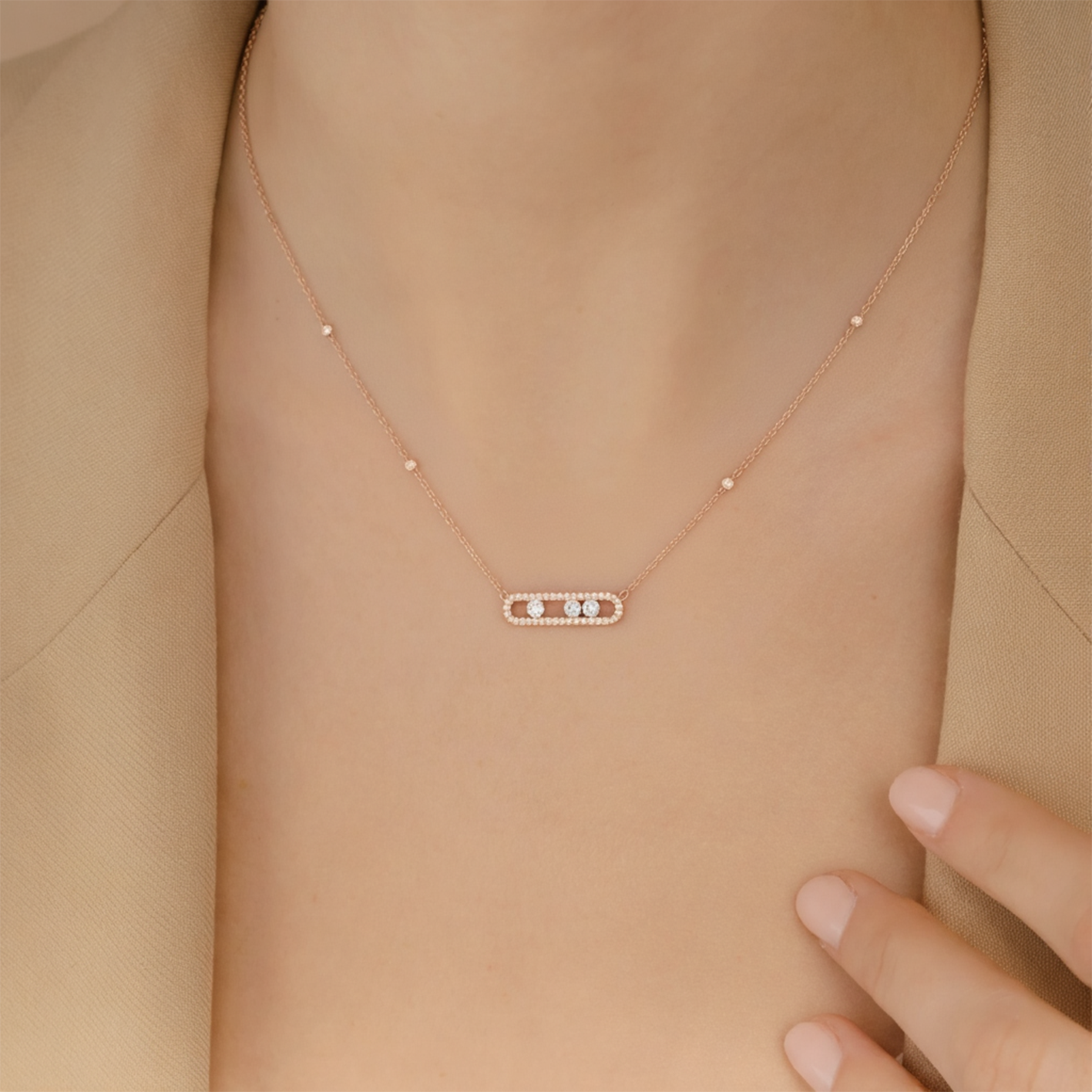 Collier pendentif à trois diamants