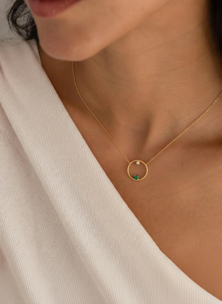 Collier cercle fine avec pierres de émeraude