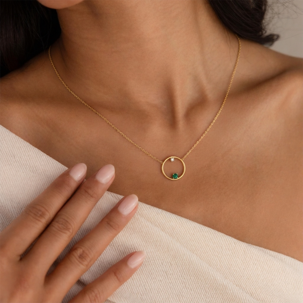 Collier cercle fine avec pierres de émeraude