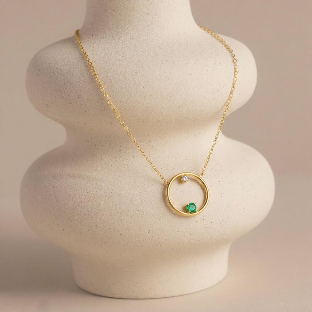 Collier cercle fine avec pierres de émeraude
