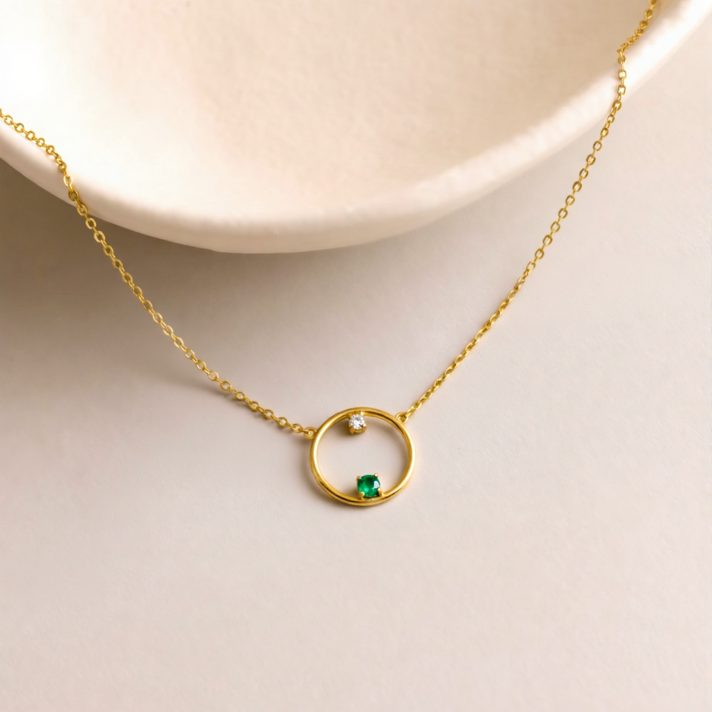 Collier cercle fine avec pierres de émeraude