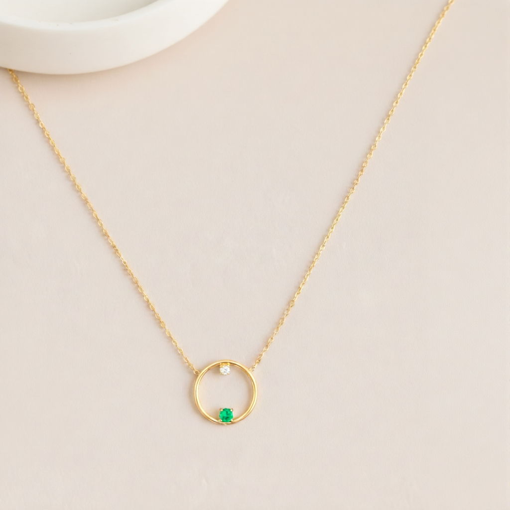 Collier cercle fine avec pierres de émeraude